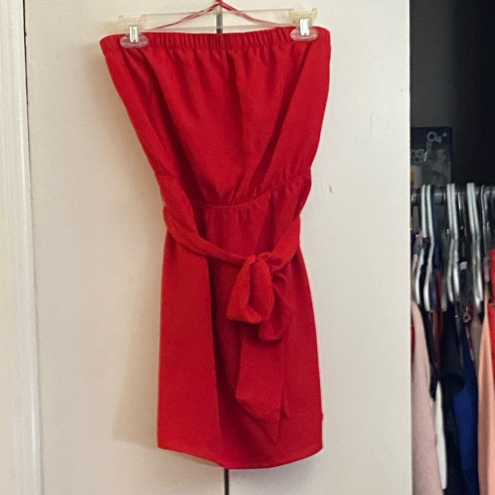 Strapless express dress with removable bow strap